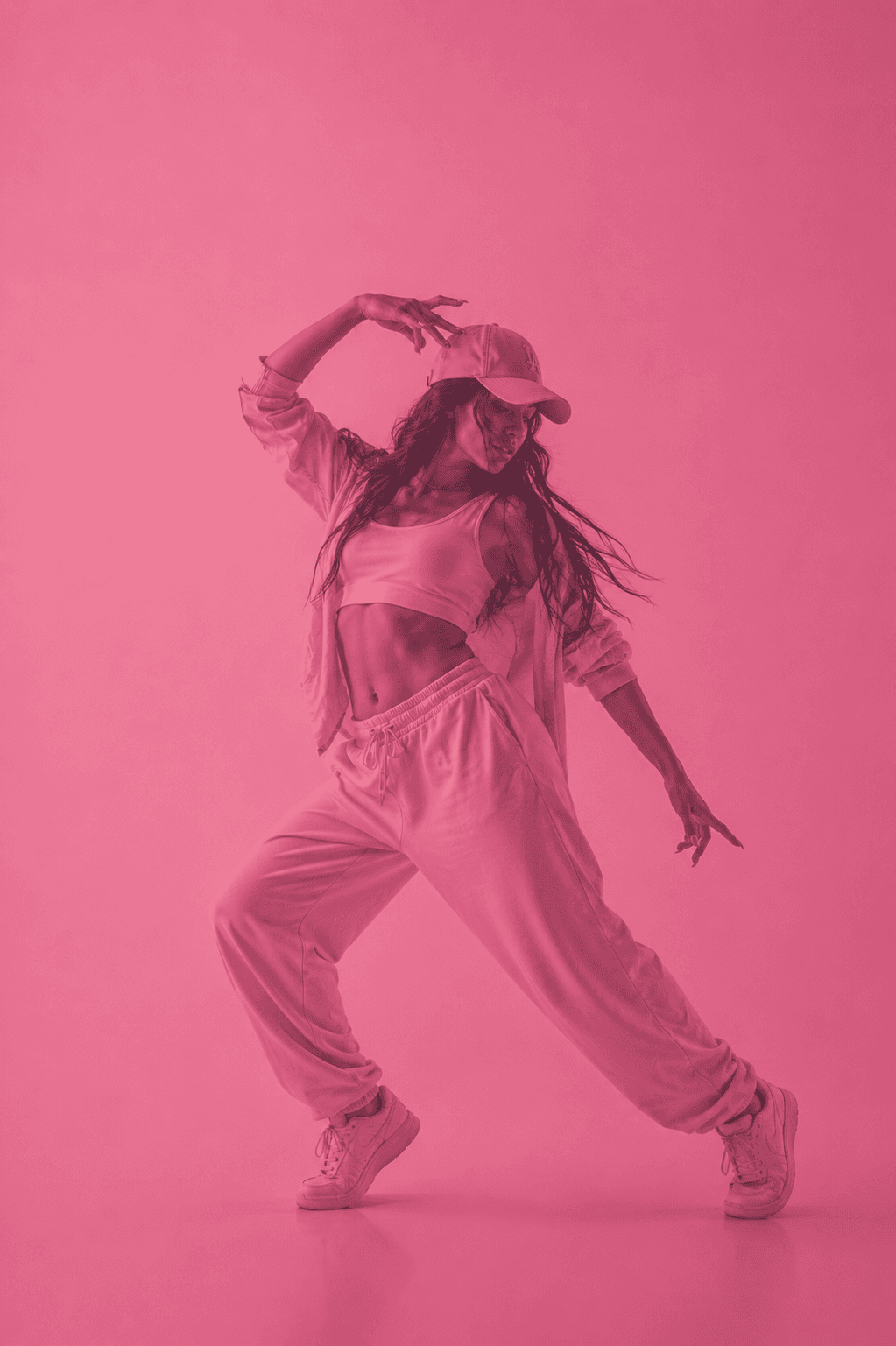 Danseuse d’urban fusion en mouvement sur un fond rose